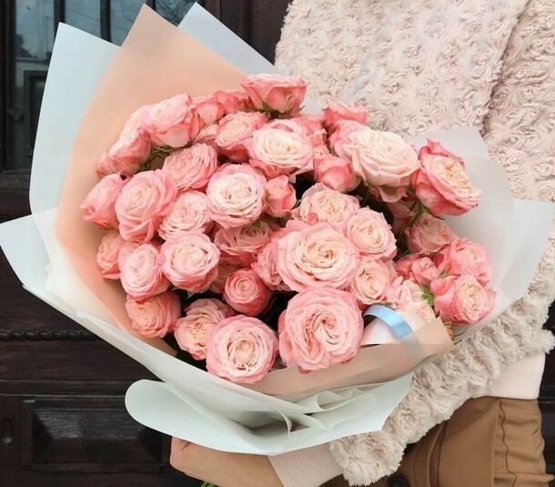 9 пионовидных кустовых роз, артикул F1241027 - 4500 рублей, доставка по городу. Flawery - доставка цветов