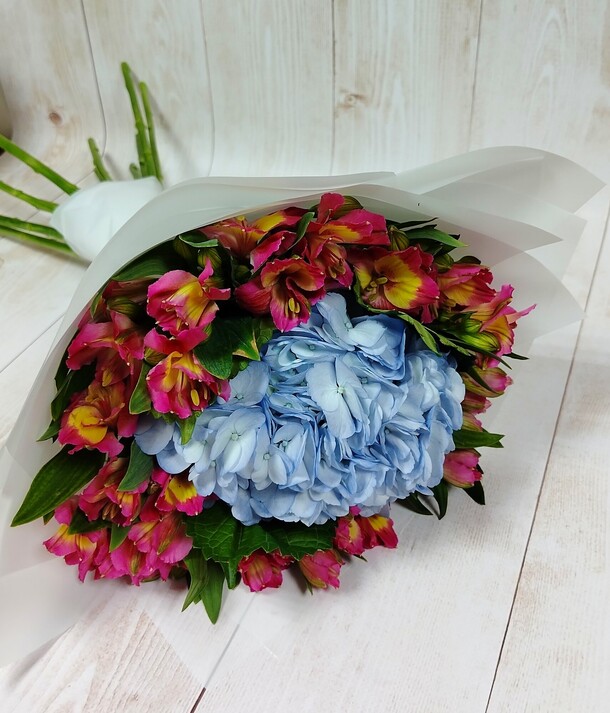 Букет из гортензии с альстромериями, артикул F1241886 - 2990 рублей, доставка по городу. Flawery - доставка цветов