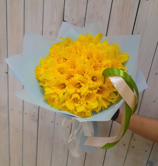Букет из нарциссов, артикул F1244677 - 4990 рублей, доставка по городу. Flawery - доставка цветов