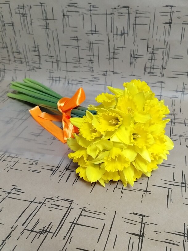 19 нарциссов под ленту, артикул F1244690 - 2500 рублей, доставка по городу. Flawery - доставка цветов