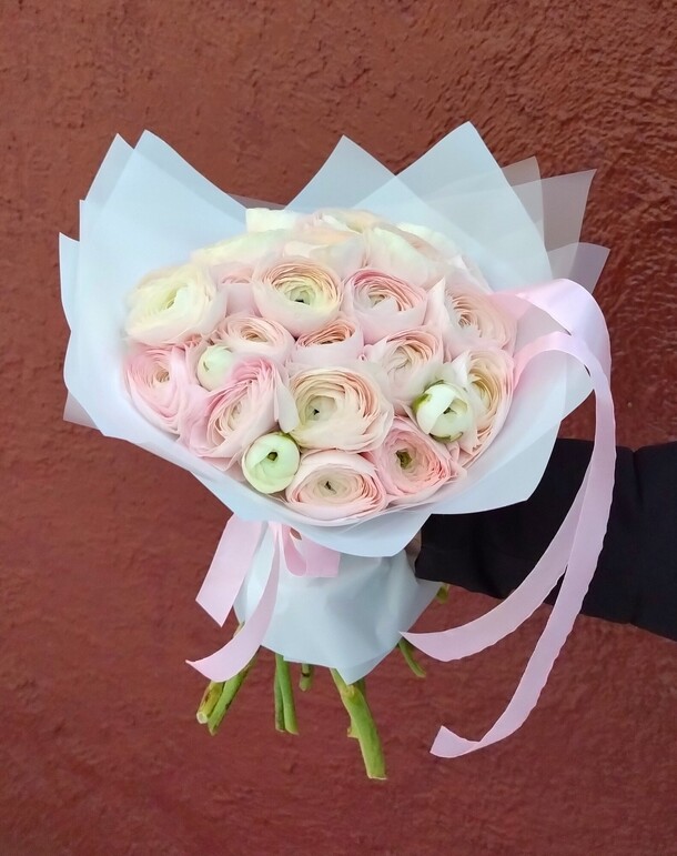 Букет из 29 ранункулюсов, артикул F1270271 - 19990 рублей, доставка по городу. Flawery - доставка цветов