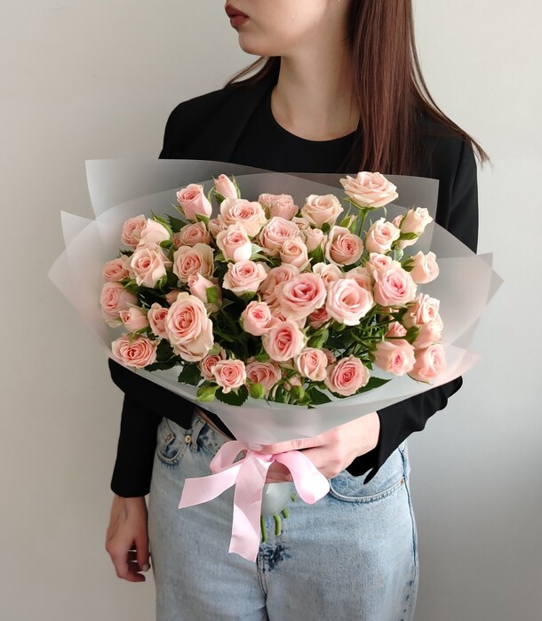 Букет из нежно-розовых кустовых роз, артикул F1277236 - 3500 рублей, доставка по городу. Flawery - доставка цветов