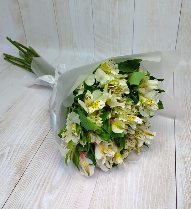 9 белых альстромерий, артикул F1277295 - 2500 рублей, доставка по городу. Flawery - доставка цветов