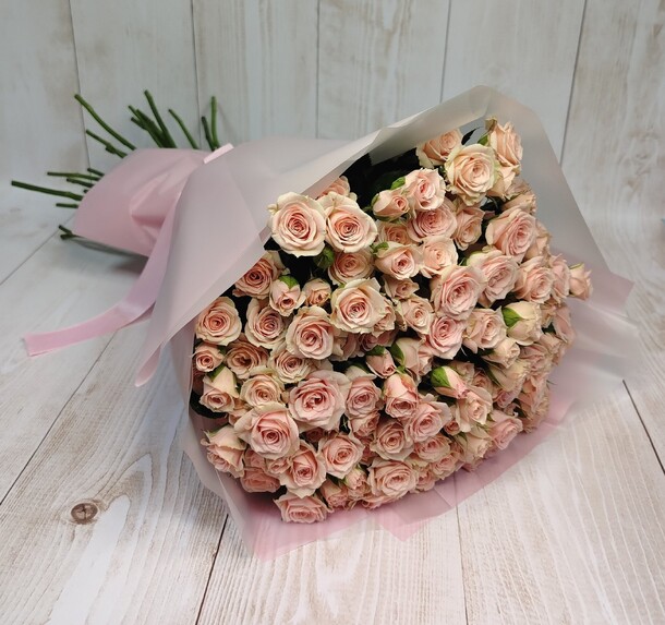 29 кустовых роз, артикул F1281311 - 9000 рублей, доставка по городу. Flawery - доставка цветов