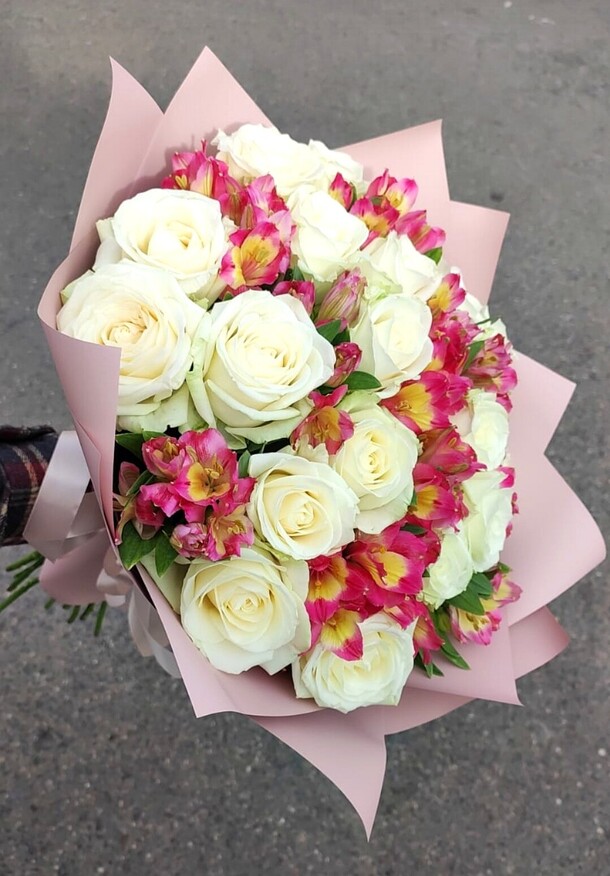 Букет из белых роз и альстромерий, артикул F1295151 - 5990 рублей, доставка по городу. Flawery - доставка цветов