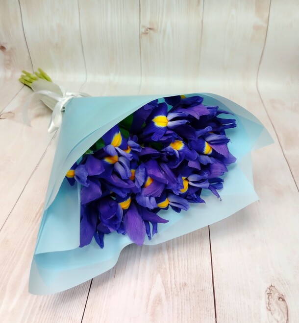 11 синих ирисов, артикул F1304953 - 2300 рублей, доставка по городу. Flawery - доставка цветов