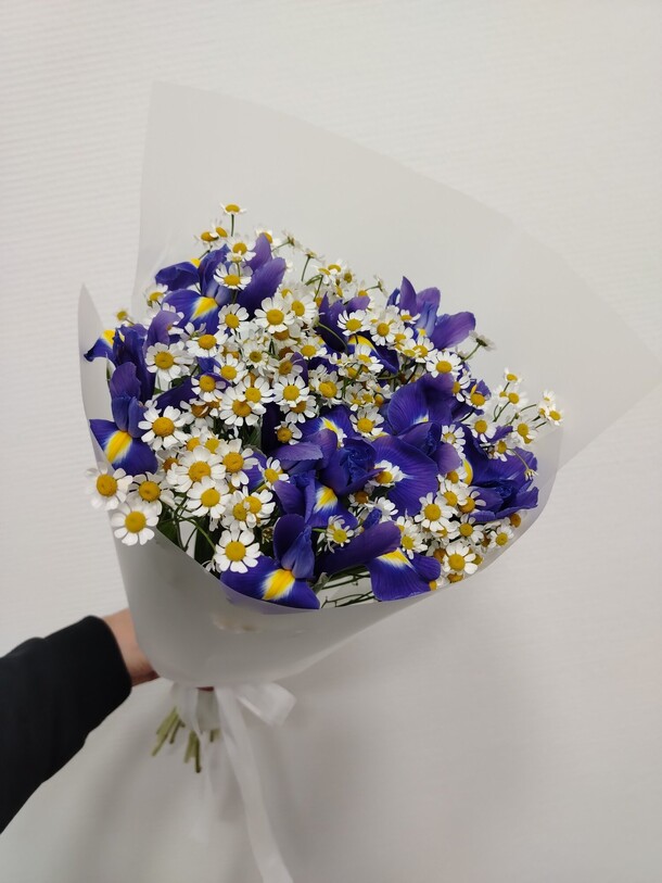 Букет из ромашек и ирисов, артикул F1306151 - 3990 рублей, доставка по городу. Flawery - доставка цветов