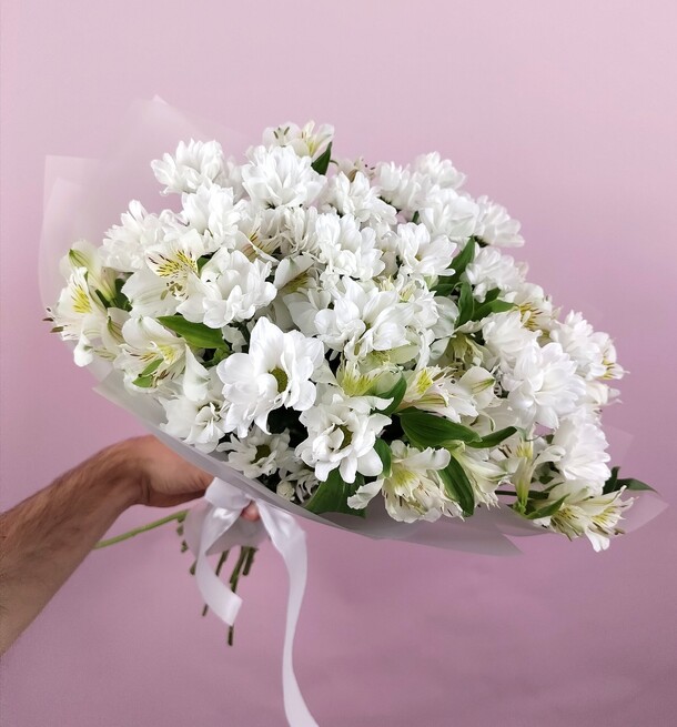 Букет из хризантем и альстромерий, артикул F1319098 - 6650 рублей, доставка по городу. Flawery - доставка цветов