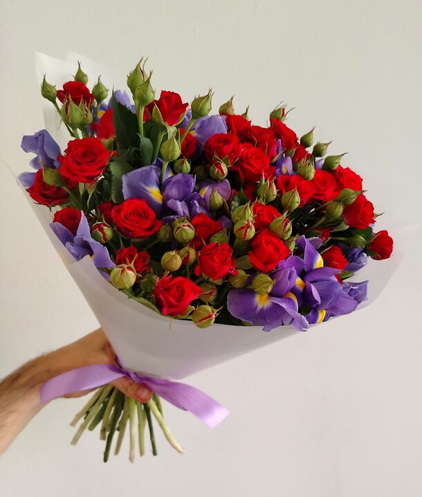 Букет из ирисов и кустовых роз, артикул F1320564 - 5500 рублей, доставка по городу. Flawery - доставка цветов