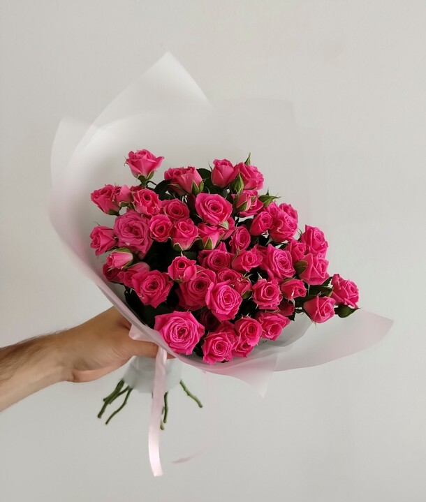 9 малиновых кустовых роз, артикул F1322007 - 3500 рублей, доставка по городу. Flawery - доставка цветов
