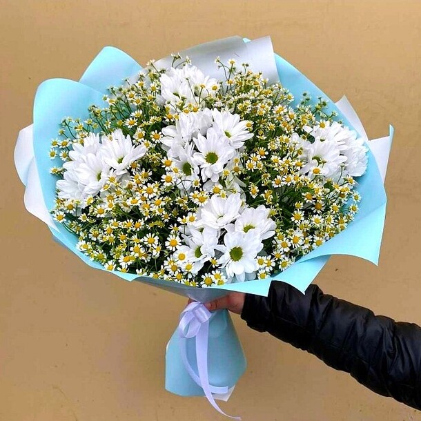 Букет из ромашек и хризантем, артикул F1324358 - 10000 рублей, доставка по городу. Flawery - доставка цветов