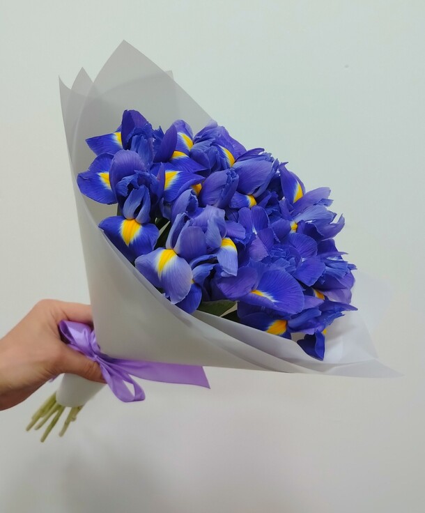 Букет из пышных ирисов, артикул F1325852 - 2500 рублей, доставка по городу. Flawery - доставка цветов