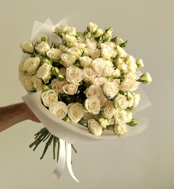 29 белых кустовых роз, артикул F1329930 - 8500 рублей, доставка по городу. Flawery - доставка цветов