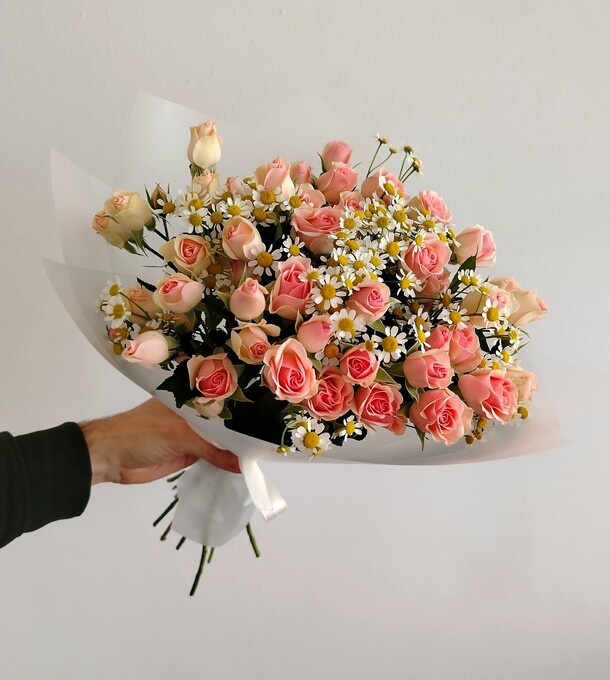 Букет из ромашек и кустовых роз, артикул F1331430 - 5500 рублей, доставка по городу. Flawery - доставка цветов