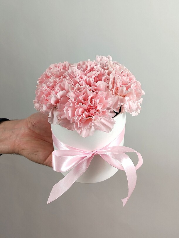 Композиция из гвоздик в коробке, артикул F1332890 - 1500 рублей, доставка по городу. Flawery - доставка цветов