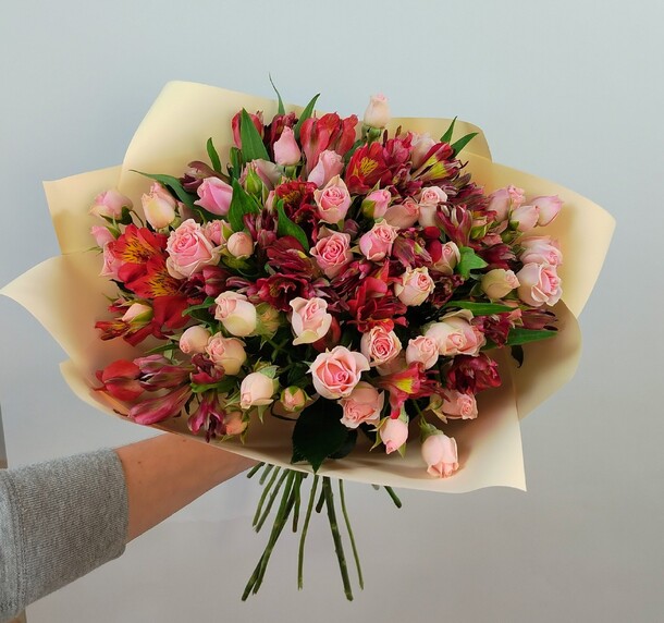 Букет из роз и альстромерий, артикул F1334525 - 7500 рублей, доставка по городу. Flawery - доставка цветов