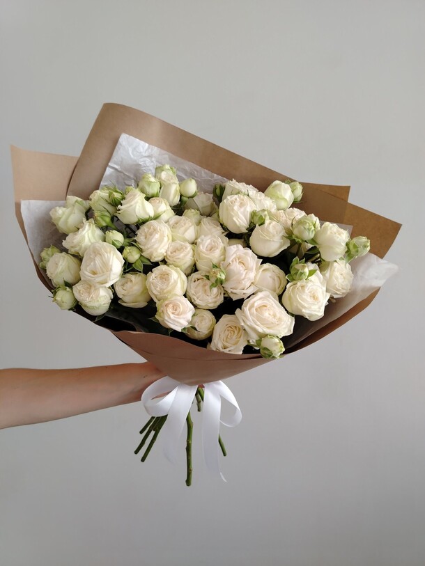 9 пионовидных кустовых роз, артикул F1341669 - 7500 рублей, доставка по городу. Flawery - доставка цветов