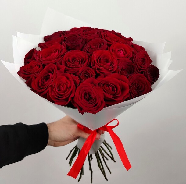 29 красных роз, артикул F1348942 - 5500 рублей, доставка по городу. Flawery - доставка цветов