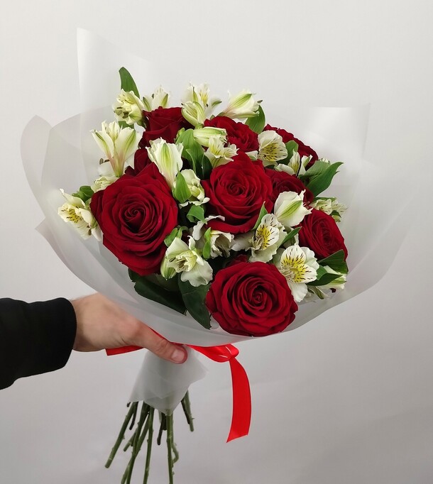 Букет из роз и альстромерий, артикул F1348947 - 3500 рублей, доставка по городу. Flawery - доставка цветов