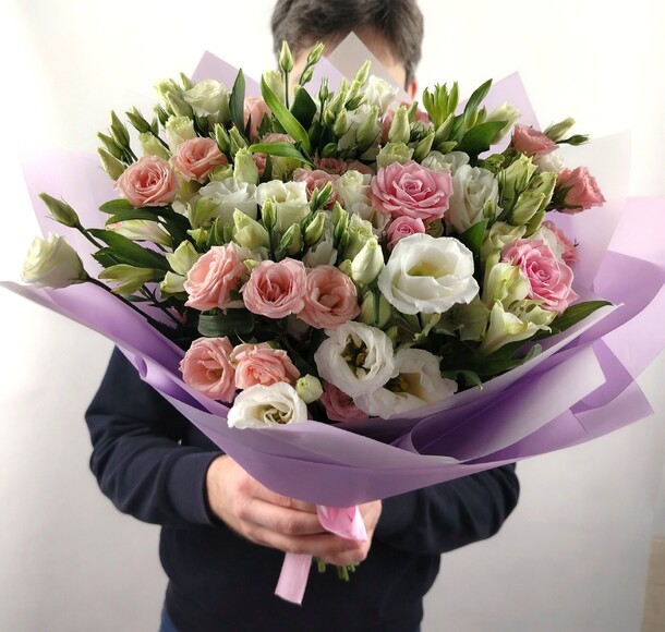 Букет из эустом и кустовых роз, артикул F1350054 - 12500 рублей, доставка по городу. Flawery - доставка цветов