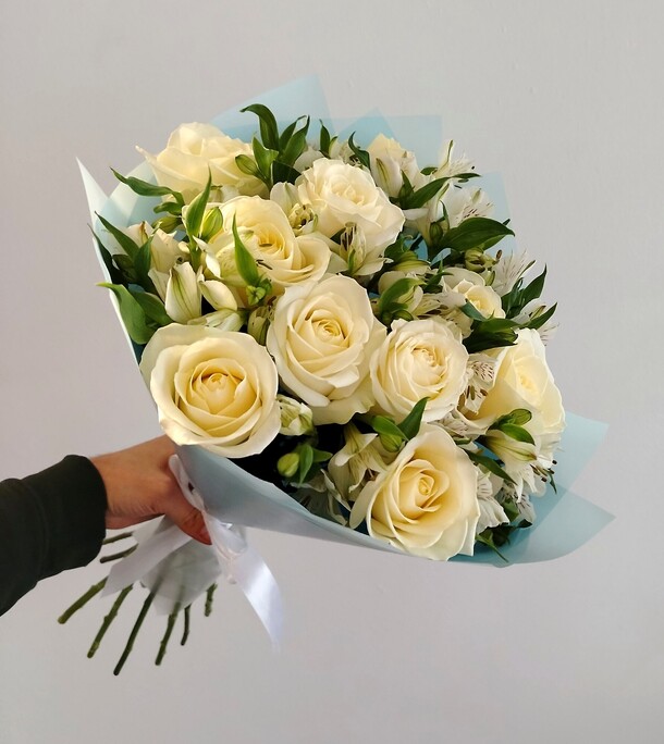 Букет из роз с альстромериями, артикул F1350089 - 3990 рублей, доставка по городу. Flawery - доставка цветов