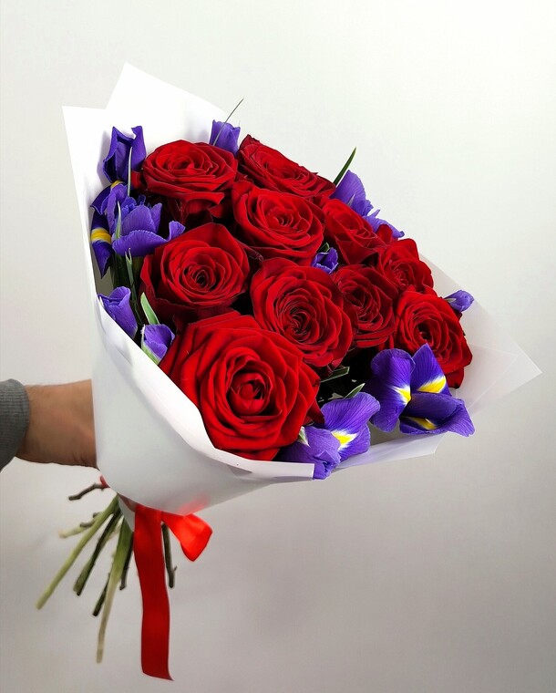 Букет из роз и ирисов, артикул F1360407 - 4500 рублей, доставка по городу. Flawery - доставка цветов
