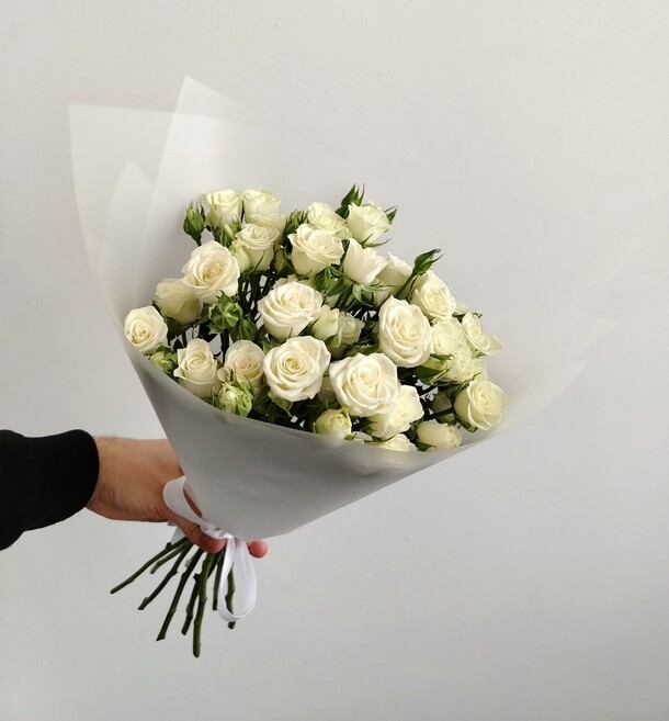 9 белых кустовых роз, артикул F1383269 - 3500 рублей, доставка по городу. Flawery - доставка цветов