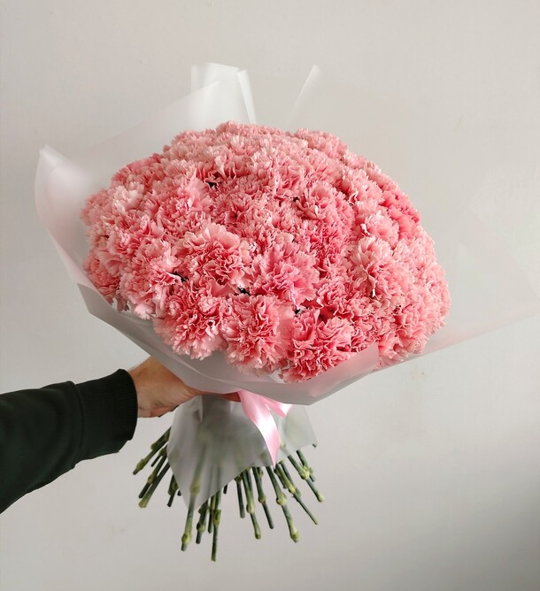 Букет из 45 розовых гвоздик, артикул F1400671 - 7500 рублей, доставка по городу. Flawery - доставка цветов