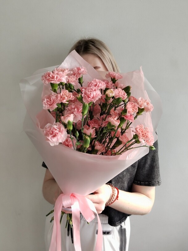 Букет из 19 кустовых гвоздик, артикул F1422112 - 3200 рублей, доставка по городу. Flawery - доставка цветов