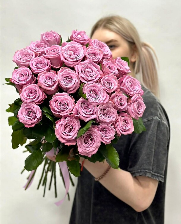 29 фиолетовых роз, артикул F1447146 - 5990 рублей, доставка по городу. Flawery - доставка цветов