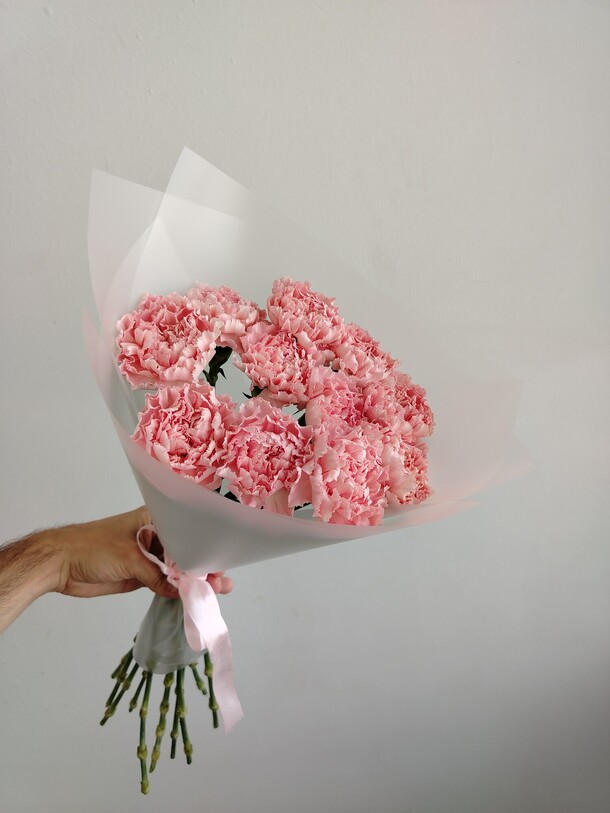 11 розовых гвоздик, артикул F1447990 - 1990 рублей, доставка по городу. Flawery - доставка цветов