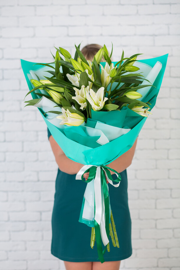 Букет лилий, артикул F1112315 - 6057 рублей, доставка по городу. Flawery - доставка цветов