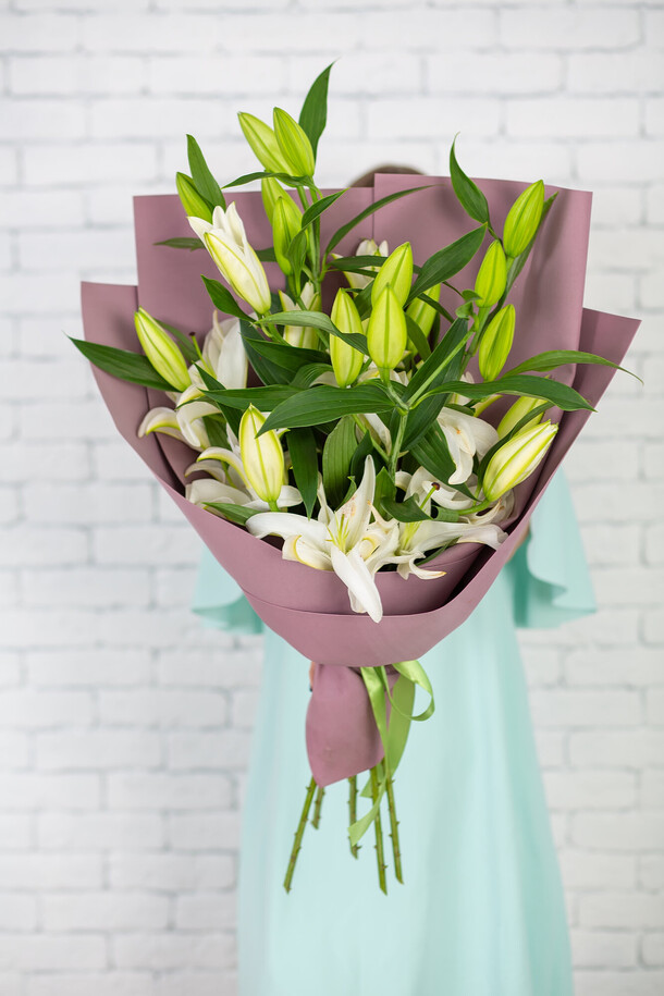 Букет лилий, артикул F1189086 - 6160 рублей, доставка по городу. Flawery - доставка цветов