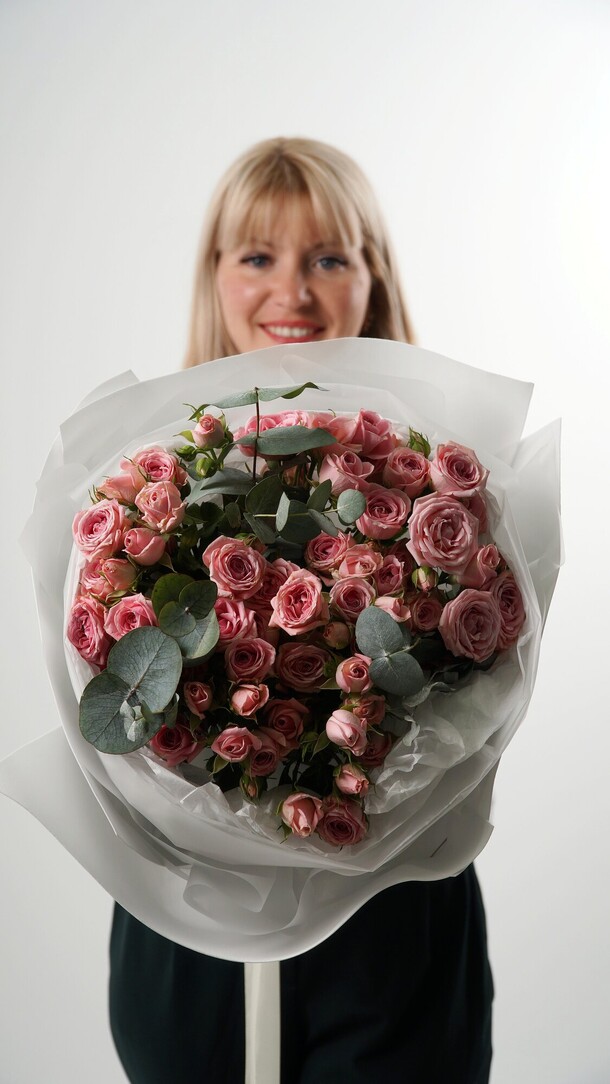 Букет кустовых роз, артикул F1190456 - 7238 рублей, доставка по городу. Flawery - доставка цветов