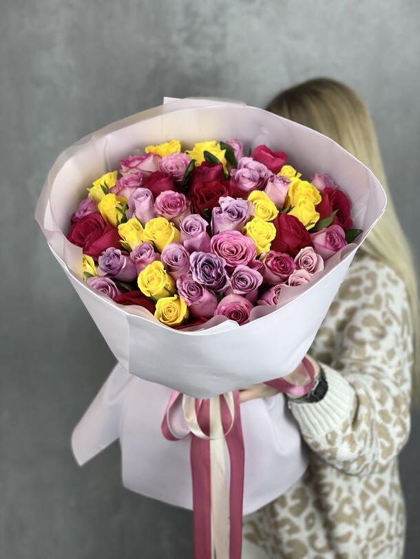 Яркий микс 51 роза, артикул F1246749 - 8690 рублей, доставка по городу. Flawery - доставка цветов