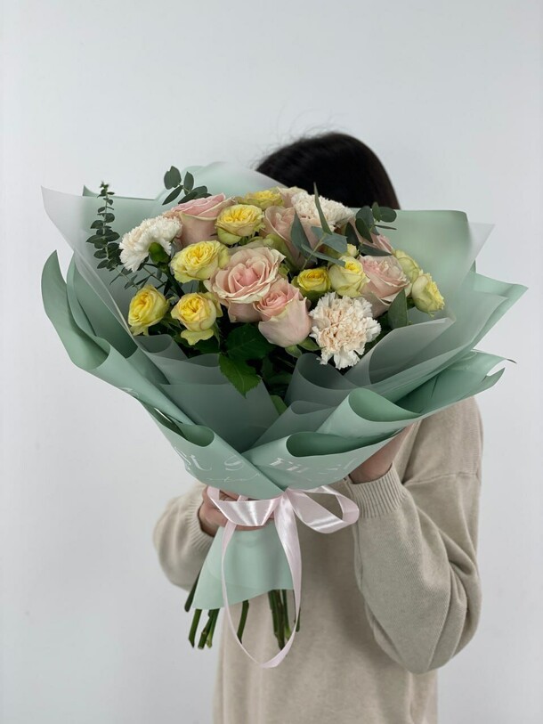 Букет с розами и эвкалиптом, артикул F1248886 - 7370 рублей, доставка по городу. Flawery - доставка цветов