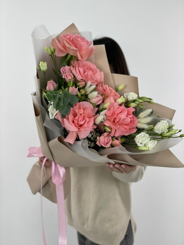 Букет с кустовой розой и эустомой, артикул F1248892 - 6722 рублей, доставка по городу. Flawery - доставка цветов