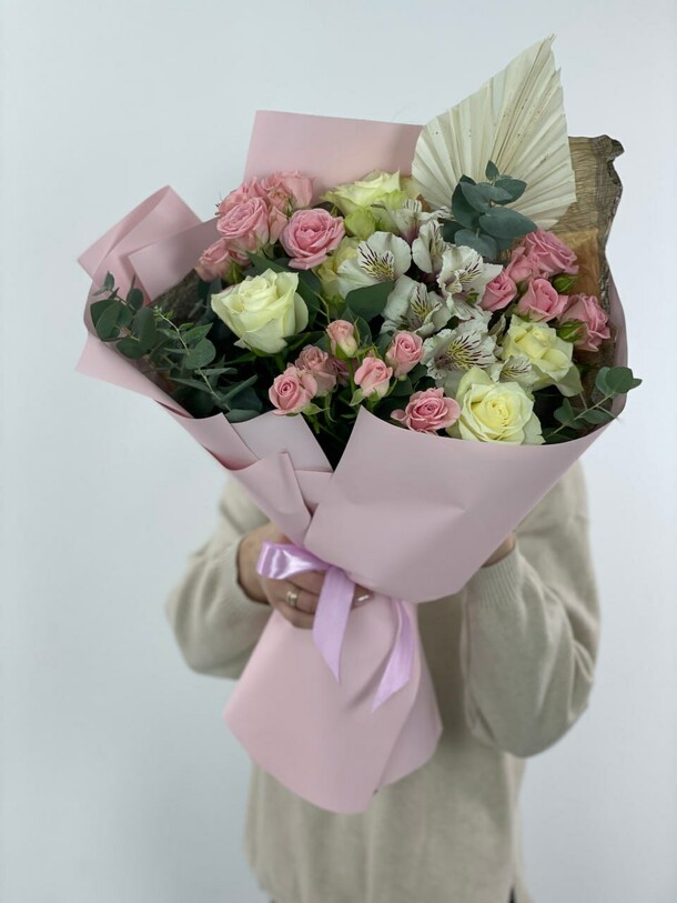 Авторский букет с розами и альстромерией, артикул F1248897 - 6325 рублей, доставка по городу. Flawery - доставка цветов