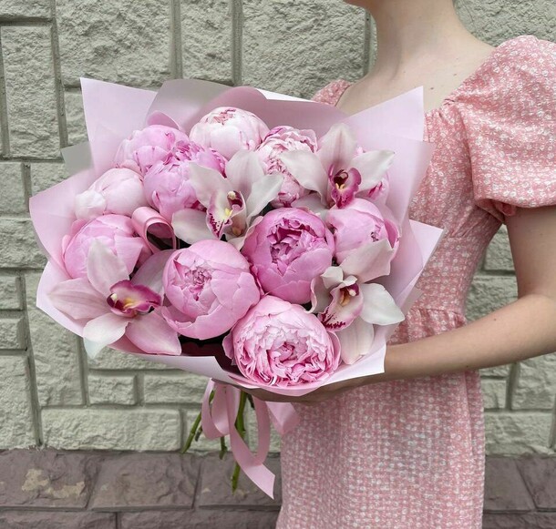 Букет с пионами и орхидеями "всё для тебя", артикул F1201595 - 18450 рублей, доставка по городу. Flawery - доставка цветов