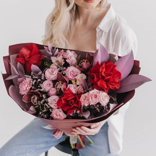 Букет-премиум с розами, орхидеями и альстромериями "восторг", артикул F1251353 - 12920 рублей, доставка по городу. Flawery - доставка цветов