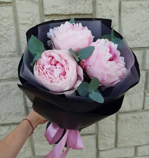 Букет пионов  с эвкалиптом "стиль", артикул F1276798 - 6225 рублей, доставка по городу. Flawery - доставка цветов