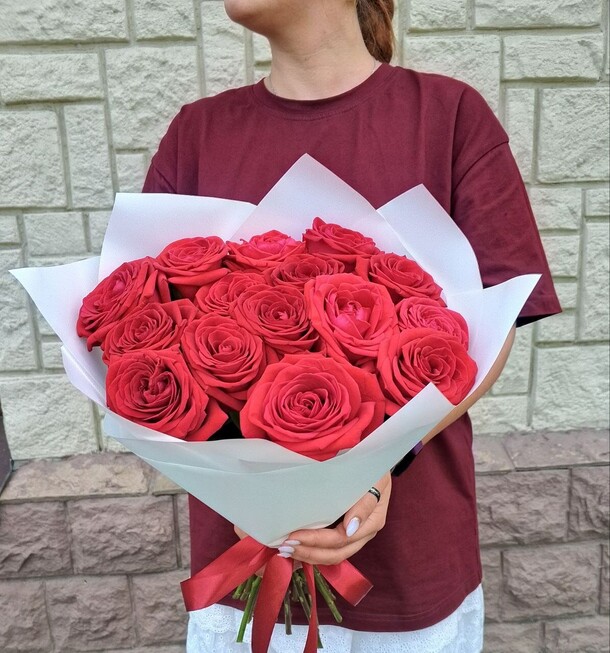 Букет из 15 красных роз "комплимент", артикул F1293254 - 8930 рублей, доставка по городу. Flawery - доставка цветов