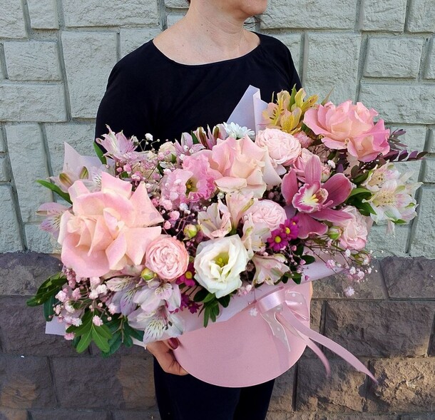 Цветы в коробке "летний вечер", артикул F1339521 - 11420 рублей, доставка по городу. Flawery - доставка цветов