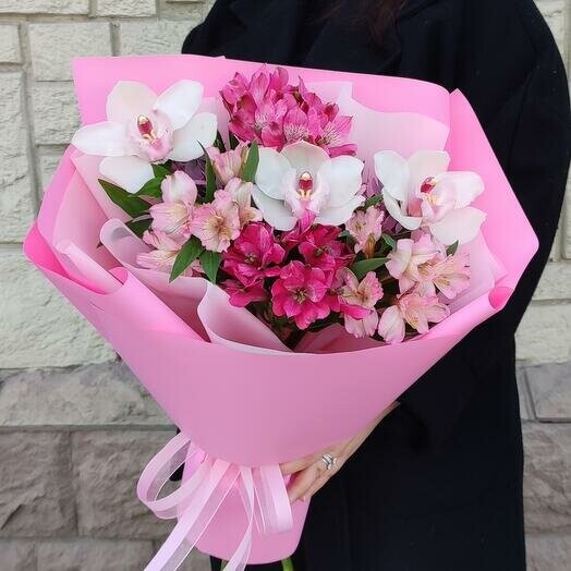 Букет из альстромерий и орхидей "поцелуй", артикул F1409466 - 5320 рублей, доставка по городу. Flawery - доставка цветов