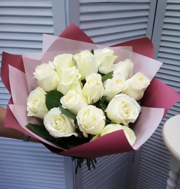 Букет из 15 белых роз "белоснежка", артикул F68096 - 7950 рублей, доставка по городу. Flawery - доставка цветов