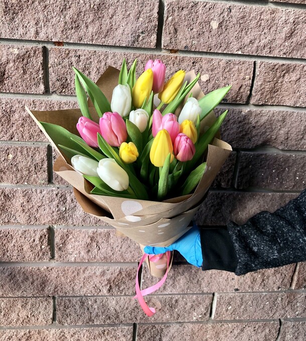 Тюльпаны в крафте, артикул F107830 - 2500 рублей, доставка по городу. Flawery - доставка цветов