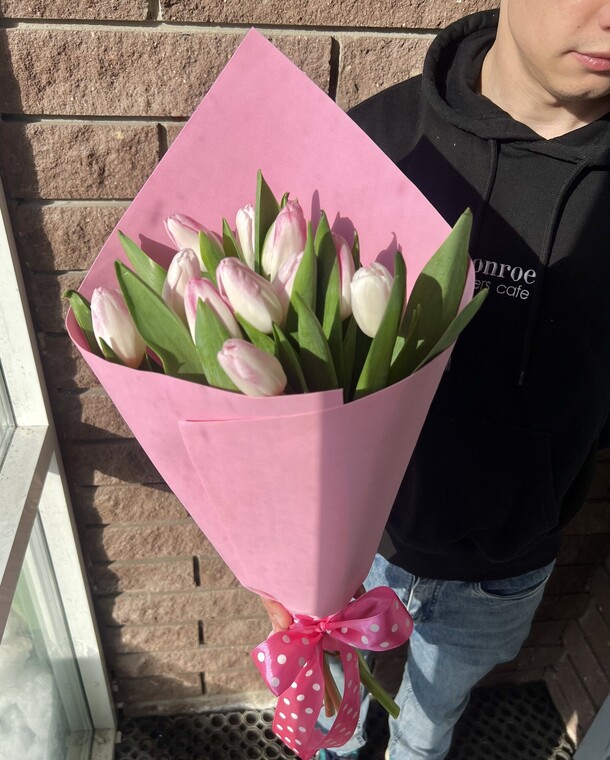 Нежный букет хрустящих тюльпанов, артикул F1260786 - 1600 рублей, доставка по городу. Flawery - доставка цветов