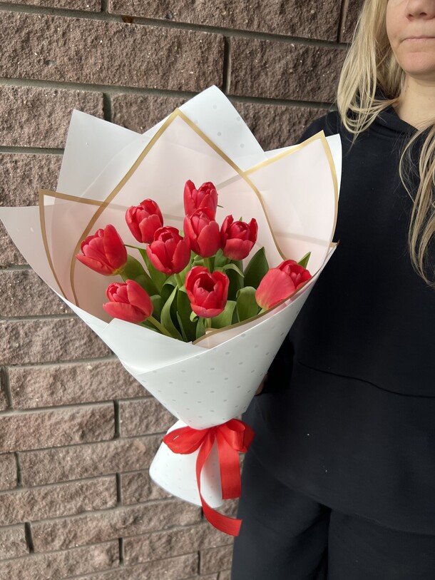 Яркий тюльпан в авторской упаковке, артикул F1393517 - 1400 рублей, доставка по городу. Flawery - доставка цветов