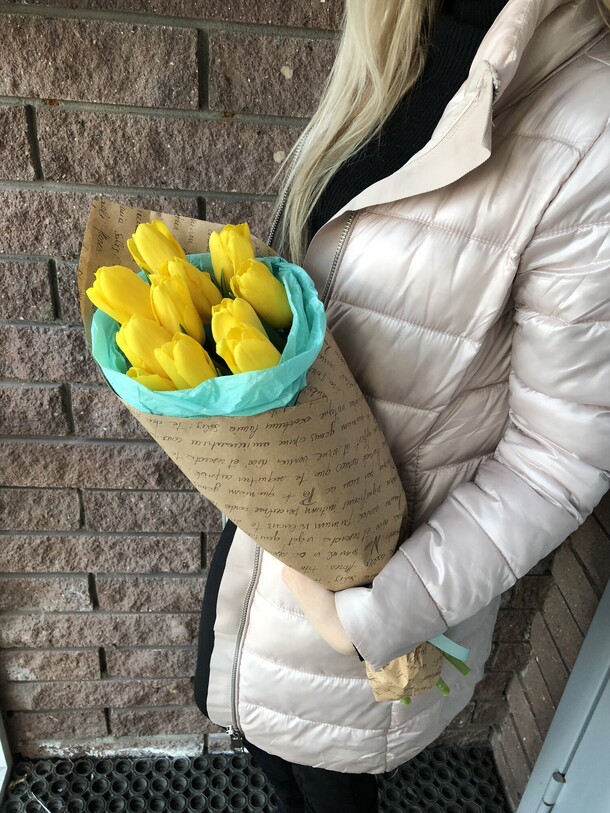 Солнечный букет тюльпанов, артикул F76739 - 1500 рублей, доставка по городу. Flawery - доставка цветов