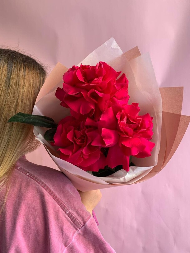 Букет малиновых роз 3 шт, артикул F1207290 - 2000 рублей, доставка по городу. Flawery - доставка цветов